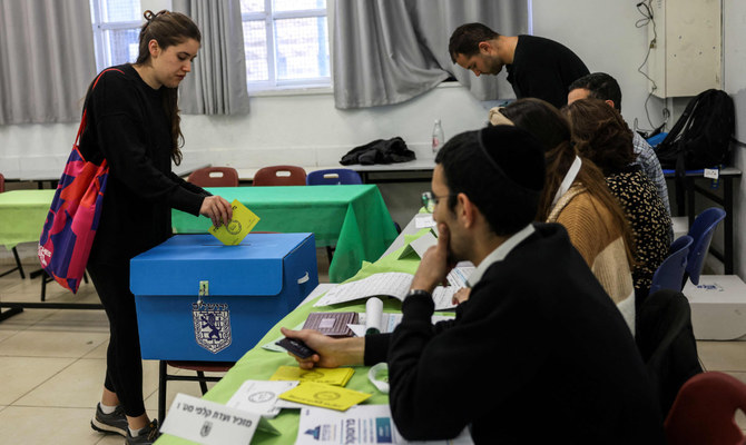 2024年2月27日、エルサレムの投票所で地方選挙に投票するイスラエル人女性。この選挙は、ガザ地区におけるハマスとの戦争からほぼ5か月が経過した、現在の国民感情をはかる材料となる可能性がある。 (AFP)