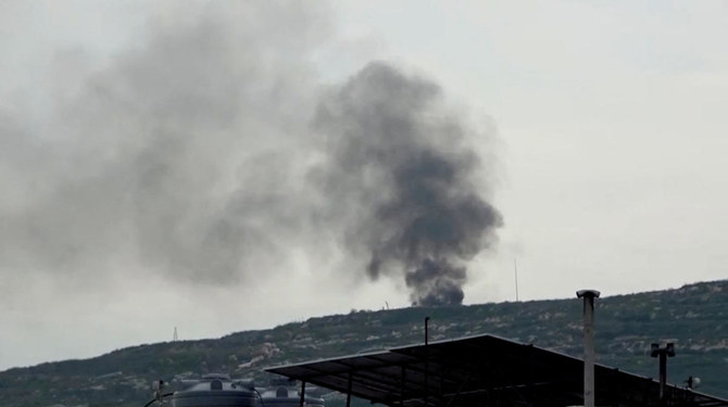 2024年2月27日、ビデオ映像から抽出したこの画像には、イスラエル軍の攻撃を受けたと思われるレバノン南部の現場から黒煙が上がっている。（ロイター通信）