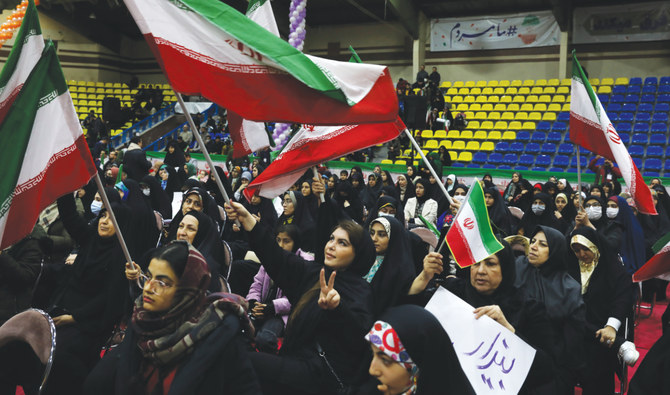 3月1日の国会議員選挙と専門家会議選挙を前にして、選挙集会で国旗を振るテヘランのイラン人女性たち。（AP）