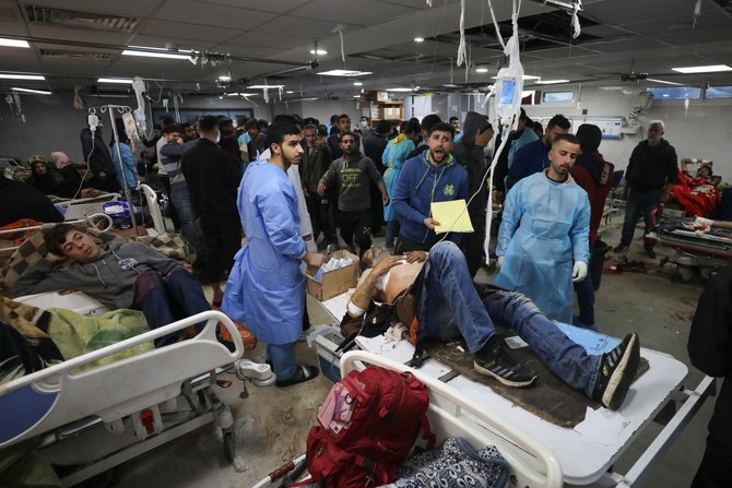 イスラエル軍による空爆が報告された直後、ガザ市のアル・シファ病院で治療を受ける人々。ガザ保健省によれば、人道支援を待っていた人々がこの空爆で少なくとも20人死亡し、150人以上が負傷した。（AFP通信）