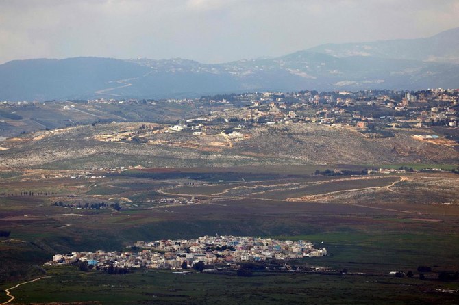 写真の手前が、イスラエルが併合したゴラン高原のガジャール（Ghajar）村、奥がレバノンのヒアム（Khiam）平原。（AFP）