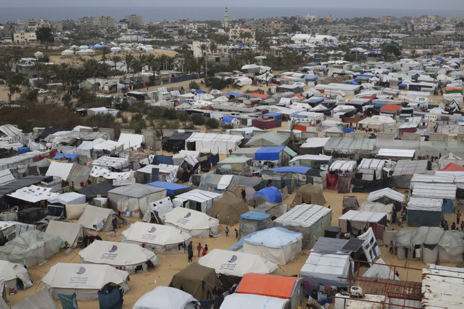 イスラエルの攻撃により退避を余儀なくされたパレスチナ人を収容する仮設テントが拡がるガザ地区ラファの野営地。2024年2月27日。（AP通信）