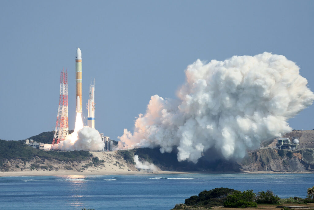 2023年3月7日、鹿児島県南西部にある種子島宇宙センターの発射台から飛び立つ高度光学衛星「だいち3号」を搭載した次世代ロケット「H3」。(AFP＝時事）