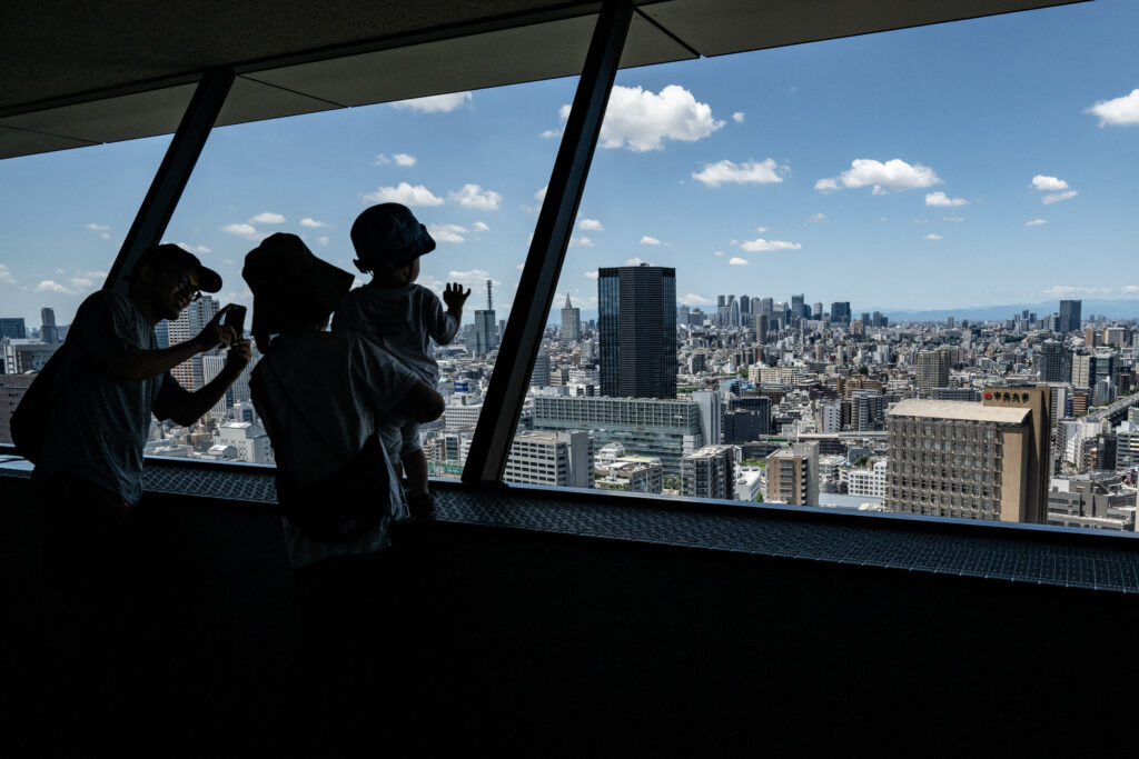 日本は多様性や包摂性に欠け、給与も比較的低いため、外国人労働者にとって魅力的でなく、韓国などほかのアジア諸国を選ぶ傾向が強まっている。（AFP）
