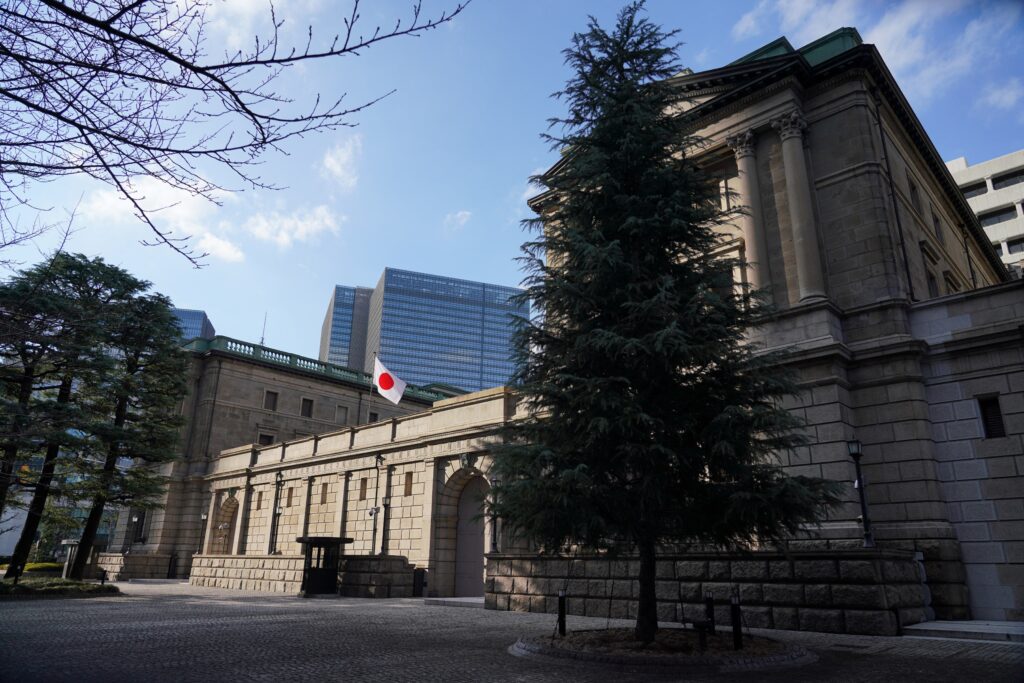 日銀は金融政策修正にかじを切り始め、今春には長年続いたマイナス金利政策の解除も視野に入れる。(AFP)