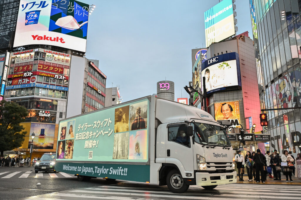 2024年2月6日、東京・渋谷の渋谷交差点を曲がる、米ポップミュージックのスター歌手テイラー・スウィフトの日本公演を宣伝するトラック。（AFP）