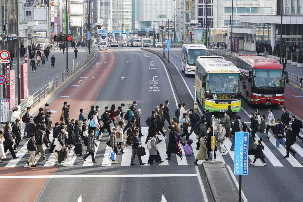 個別項目では、内需の柱である個人消費の判断を「持ち直しに足踏みが見られる」に引き下げた。下方修正は２２年２月以来、２４カ月ぶり。(AFP)