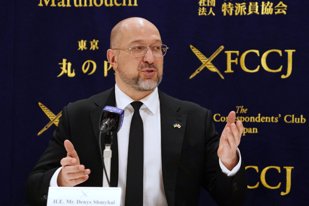 シュミハリ氏は、ウクライナは日本の武器輸出を制限する政策を理解しており、日本のコミットメントを歓迎すると述べた。(AFP)