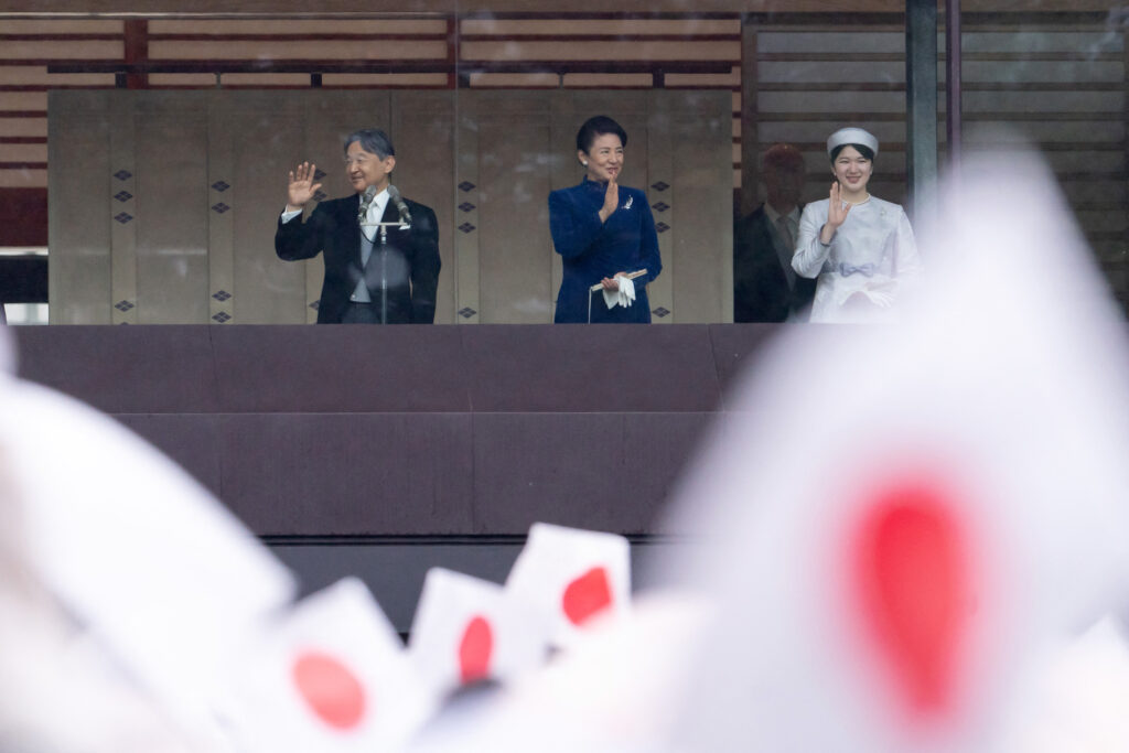 宮殿では祝賀行事が行われ、陛下は午前中に秋篠宮ご夫妻をはじめ皇族方から、午後には三権の長や駐日大使らから祝賀を受ける。(AFP)