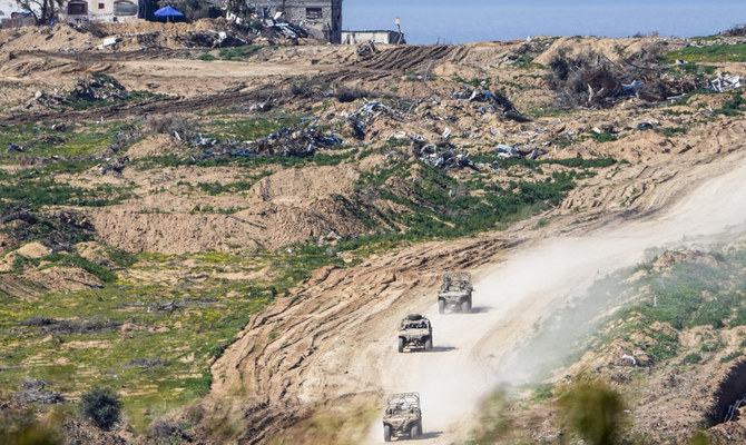 2024年2月4日、イスラエル南部から見た、ガザ地区を走行するイスラエル軍の車両。（AP）