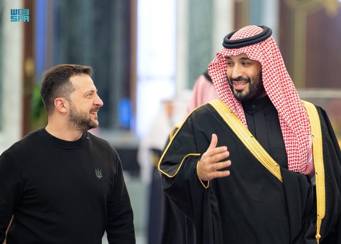 27日、リヤドでウクライナのヴォロディミル・ゼレンスキー大統領を迎えるサウジアラビアのムハンマド・ビン・サルマン皇太子殿下。(SPA)