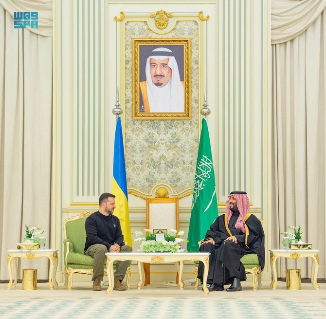 27日、リヤドでウクライナのヴォロディミル・ゼレンスキー大統領を迎えるサウジアラビアのムハンマド・ビン・サルマン皇太子殿下。（SPA）