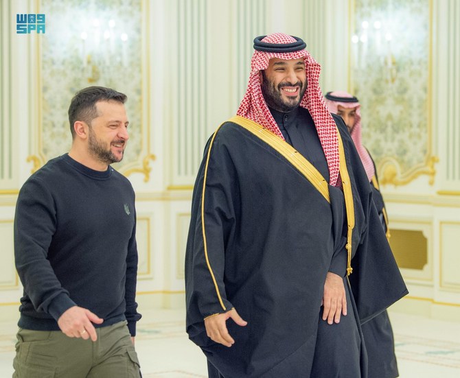 27日、リヤドでウクライナのヴォロディミル・ゼレンスキー大統領を迎えるサウジアラビアのムハンマド・ビン・サルマン皇太子殿下。（SPA）