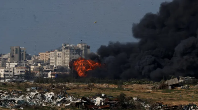 イスラエルとパレスチナの組織ハマスとの紛争が続く中、ガザ北部での爆発で立ち上る煙。イスラエルから撮影。（ロイター）