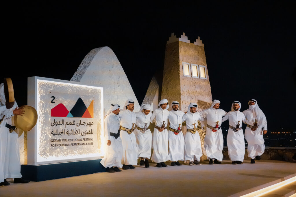 アブハーで開催されたサウジアラビアの伝統的な民族舞踊を披露するQemamフェスティバル。(ANフォト)