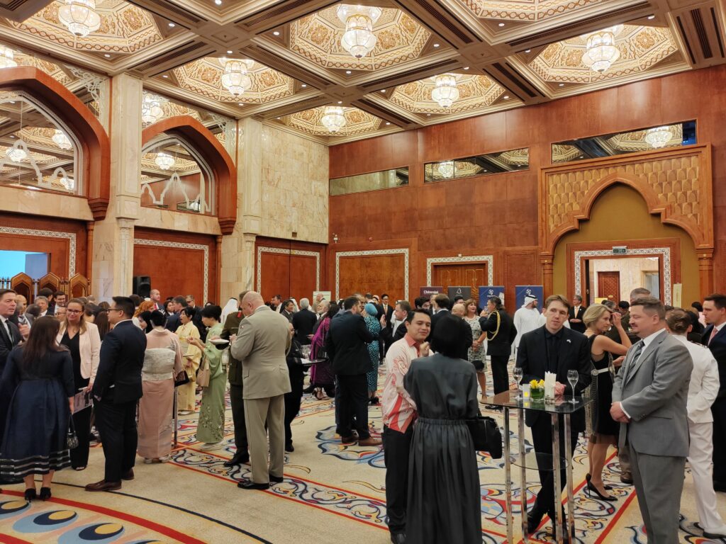 インターコンチネンタル・アブダビで開かれた天皇誕生日祝賀レセプションには、磯俣秋男駐アラブ首長国連邦（UAE）大使から招待された人々がお祝いのために集まり、伝統的な日本の食べ物やパフォーマンスを楽しんだ（提供写真）。