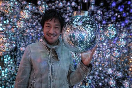 AFPのインタビュー中にポーズをとるチームラボ創業者の猪子寿之氏。(AFP)