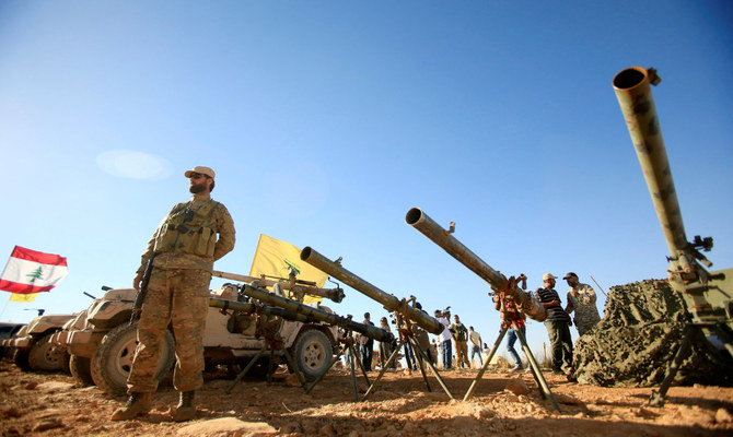 シリアとレバノンの国境のジュロウド・アルサルで、対戦車砲の前に佇むヒズボラ戦闘異。（ロイター通信）
