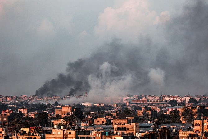 2024年2月18日、イスラエルとパレスチナ過激派組織ハマスとの戦闘が続く中、イスラエル軍の砲撃を受けているガザ地区南部のハーン・ユーニス上空で煙が立ちのぼる様子をラファから撮影した写真。（AFP）