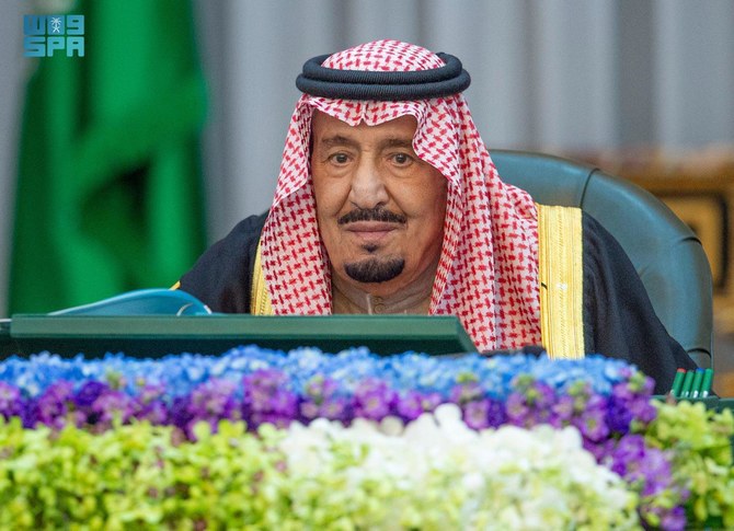 20日の閣議で議長を務めるサウジアラビアのサルマン国王。（SPA）
