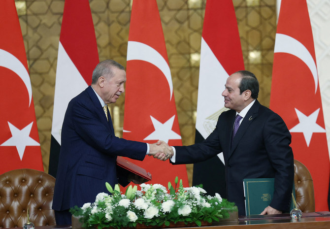 2024年2月14日、エジプトのカイロで署名式典に出席するトルコのタイイップ・エルドアン大統領とエジプトのアブドゥルファッターハ・エルシーシ大統領。（ロイター）