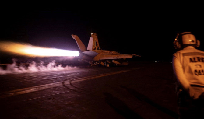 2024年2月3日、アメリカ中央軍(CENTCOM)が発表した写真。CENTCOMは、英国軍とともに、オーストラリア、バーレーン、カナダ、デンマーク、オランダ、ニュージーランドの支援を受けて、イランが支援するイエメンのフーシ派支配地域の13カ所で、36箇所の同組織の標的に対して空爆を行った。(AFP)