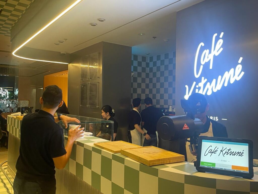 2024年2月16日、Café Kitsuneは内覧会を開催し、限定グッズの販売やドバイを拠点に活動するDJ Parvanéによるスペシャル・パフォーマンスも行われた。（ANJ）