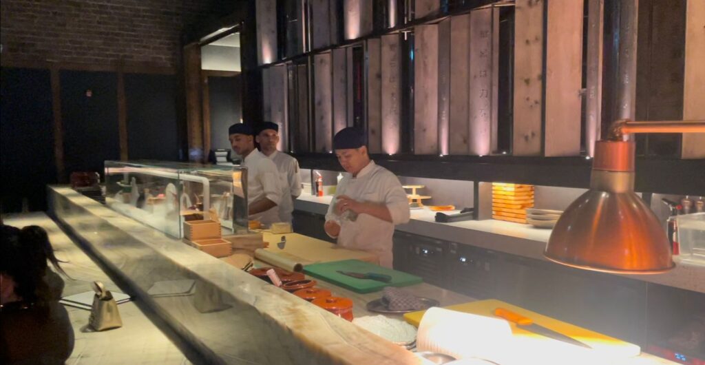 誰もが知っている日本料理がメニューに並び、現代風にアレンジされているので、忘れられない食事になること請け合いだ。(ANJ)