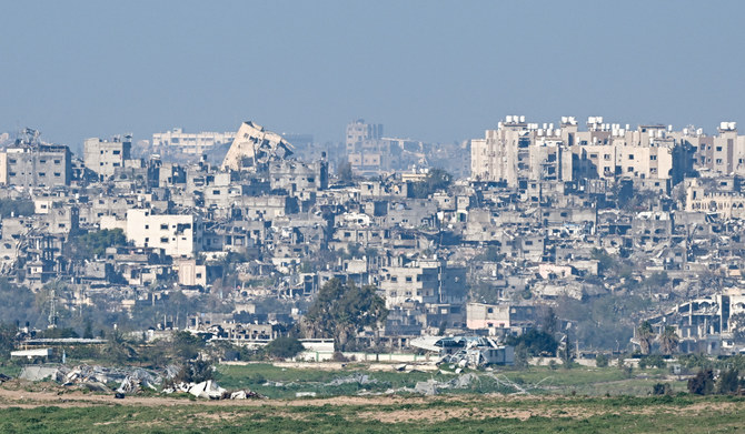 イスラエルとパレスチナのイスラム原理主義組織ハマスの間で衝突が続くなか、ガザ地区の瓦礫のなかに建つ損壊した建物。イスラエルのスデロットより撮影、2024年2月3日。（REUTERS）
