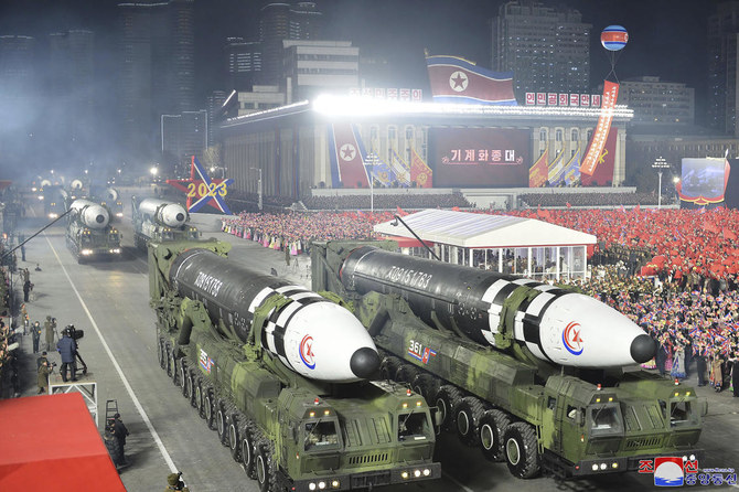 上は、2023年2月8日に平壌で行われた朝鮮人民軍創設75周年を記念する軍事パレードの際に見られた大陸間弾道ミサイル「火星17」。（KCNA / KNS、AP通信経由）