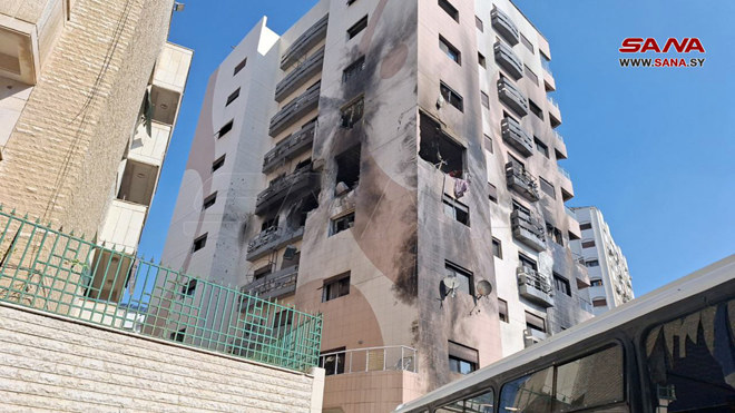 国営通信社SANAは攻撃の直後とされる画像を公開、複数階建てのビルの外側が部分的に黒くなり、窓が吹き飛んでいる様子が写っており、標的とされたと思われるアパートの一室からは火の手が上がっている。（SANA）