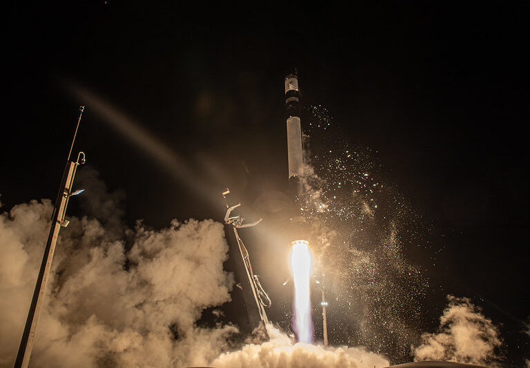 アストロスケールによれば、人工衛星ADRAS-Jはこの種のものとしては初めてで、JAXAが民間企業と協力して日本由来の大型デブリを除去することを目的としたプログラムの第1フェーズに選ばれた。(アストロスケールより)