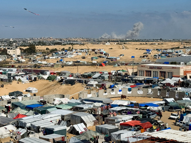 ガザ地区ラファのパレスチナ人避難民を保護するテントキャンプから見た、ハーン・ユーニスでのイスラエル軍の地上作戦中に立ち昇る煙。2024年2月22日撮影。（ロイター）