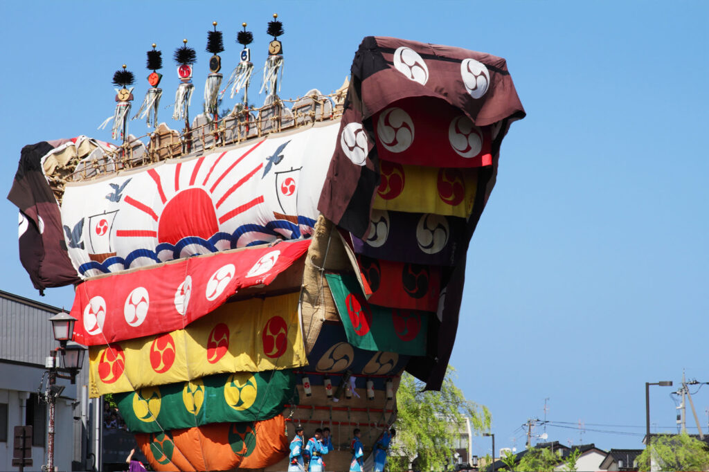 曳山行事は、1000年以上の歴史を持つ青柏祭の目玉。例年5月3~5日に実施し、大地主(おおとこぬし)神社に奉納される。 (Japan National Tourism Organization)