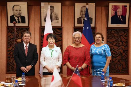 2024年2月10日、アピアで行われた調印式後にポーズを取る日本の上川陽子外務大臣（左から2人目）、サモアのアフィオガ・フィアメ・ナオミ・マタアファ首相（右から2人目）、千田恵介駐サモア日本大使（左）、サモア国立大学トゥイフイサア・パティラ・アモサ副学長（右）。(AFP)