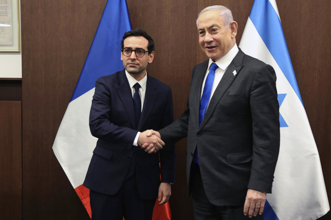 エルサレムでの会談に際し握手する、イスラエルのベンヤミン・ネタニヤフ首相とフランスのステファーヌ・セジュルネ外相。2024年2月5日。（AP）