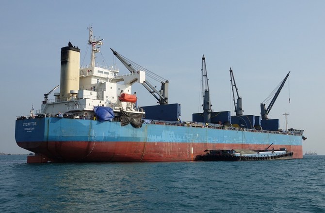 15日にフーシ派のミサイル攻撃を受けたバルバドス船籍の貨物船「リカヴィトス」。（AFP）