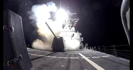 米海軍のアーレイ・バーク級誘導ミサイル駆逐艦USSグレイブリーから、イエメンのフーシ派の軍事目標に対して発射されるトマホーク陸上攻撃ミサイル（TLAM）（2024年2月3日）。(ロイター/ファイル）