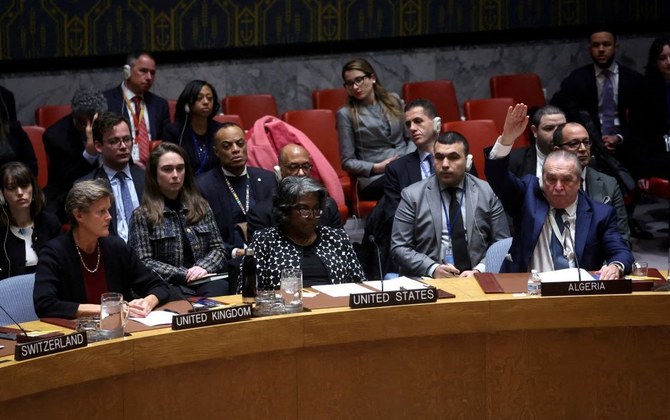 ガザ地区における即時の人道的停戦を呼びかける国連安保理決議案に賛成票を投じるアルジェリアのアマル・ベンジャマ国連大使と、拒否権を行使する米国のリンダ・トーマス＝グリーンフィールド国連大使。ニューヨーク、2024年2月20日。（Reuters）
