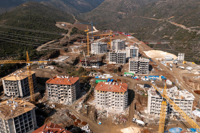 昨年の大震災で家を失った人々のための新築住宅の建設が進む土地の空撮画像。トルコ・ハタイ県、2024年2月2日。（Reuters）