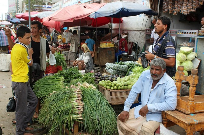 南部の都市アデンの市場で買い物をするイエメンの人々。（資料/AFP）
