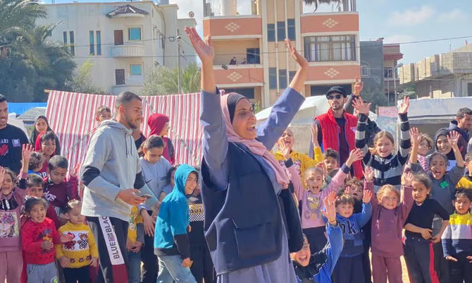 仮設シェルターでガザの子どもたちとレクリエーションを行うパレスチナ人スカウト協会のリーダー、サハル・アブ・ザイド氏。（提供）
