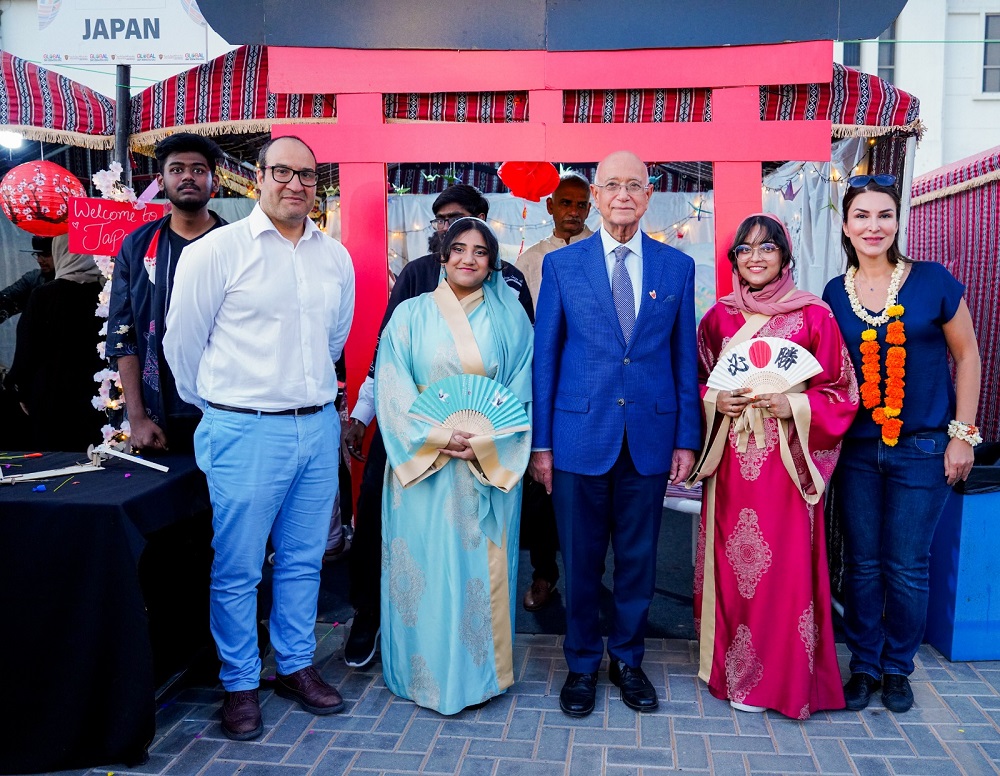 UAEアジュマーンにあるガルフ医科大学（GMU）のキャンパスでは、毎年恒例の民族＆文化フェスティバル「グローバル・デー」が開催され、日本を含む様々な国のブースが出店した。(提供)