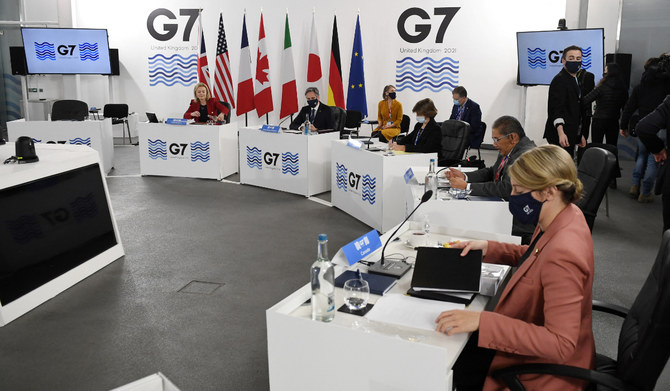 リバプールでのG7サミット本会議で司会を務めるカナダのメラニー・ジョリーと英国のリズ・トラス。