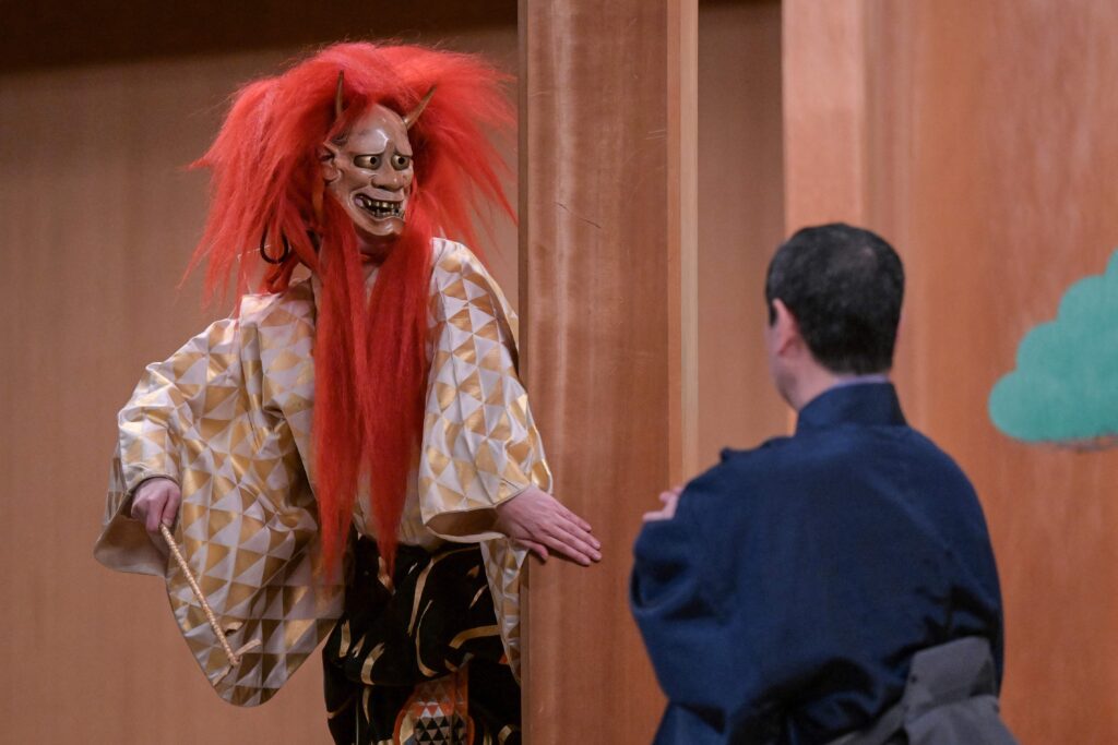 写真は2024年2月27日、東京の国立能楽堂で行われた能「道成寺」のゲネプロに臨む柏崎真由子（左）。 (AFP)