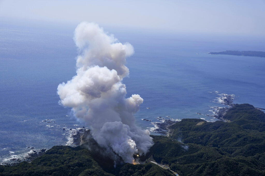 2024年3月13日水曜日、和歌山県串本町の発射台から打ち上げ後、爆発するスペースワンのカイロス・ロケット。 (共同通信 via AP）