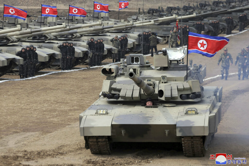 北朝鮮政府提供の写真で、北朝鮮で新型戦車を運転する金正恩委員長（2024年3月13日水曜日）。(朝鮮中央通信／韓国通信社 via AP）