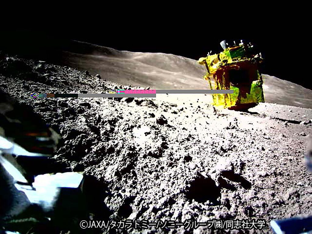 日本の宇宙航空研究開発機構（JAXA）が28日に発表したところによると、日本の無人月着陸船は、2週間にわたる極寒の月夜を乗り越えて目覚め、新たな画像を地球に送信した。(AFP＝時事)
