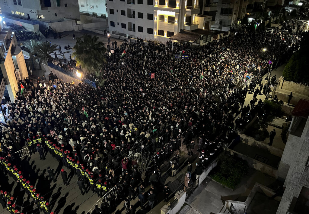 2024年3月27日、ヨルダン・アンマンのイスラエル大使館近くのアル・カロティ・モスクの前で、イスラエルとパレスチナのイスラム主義組織ハマスの対立が続く中、ガザのパレスチナ人を支援する抗議デモに集まるデモ隊。(REUTERS)