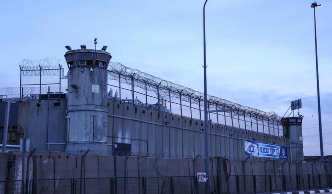 写真は占領地ヨルダン川西岸地区のラマッラーとバイチュニアの間に位置するオフェル軍事刑務所。(AFPファイル写真)